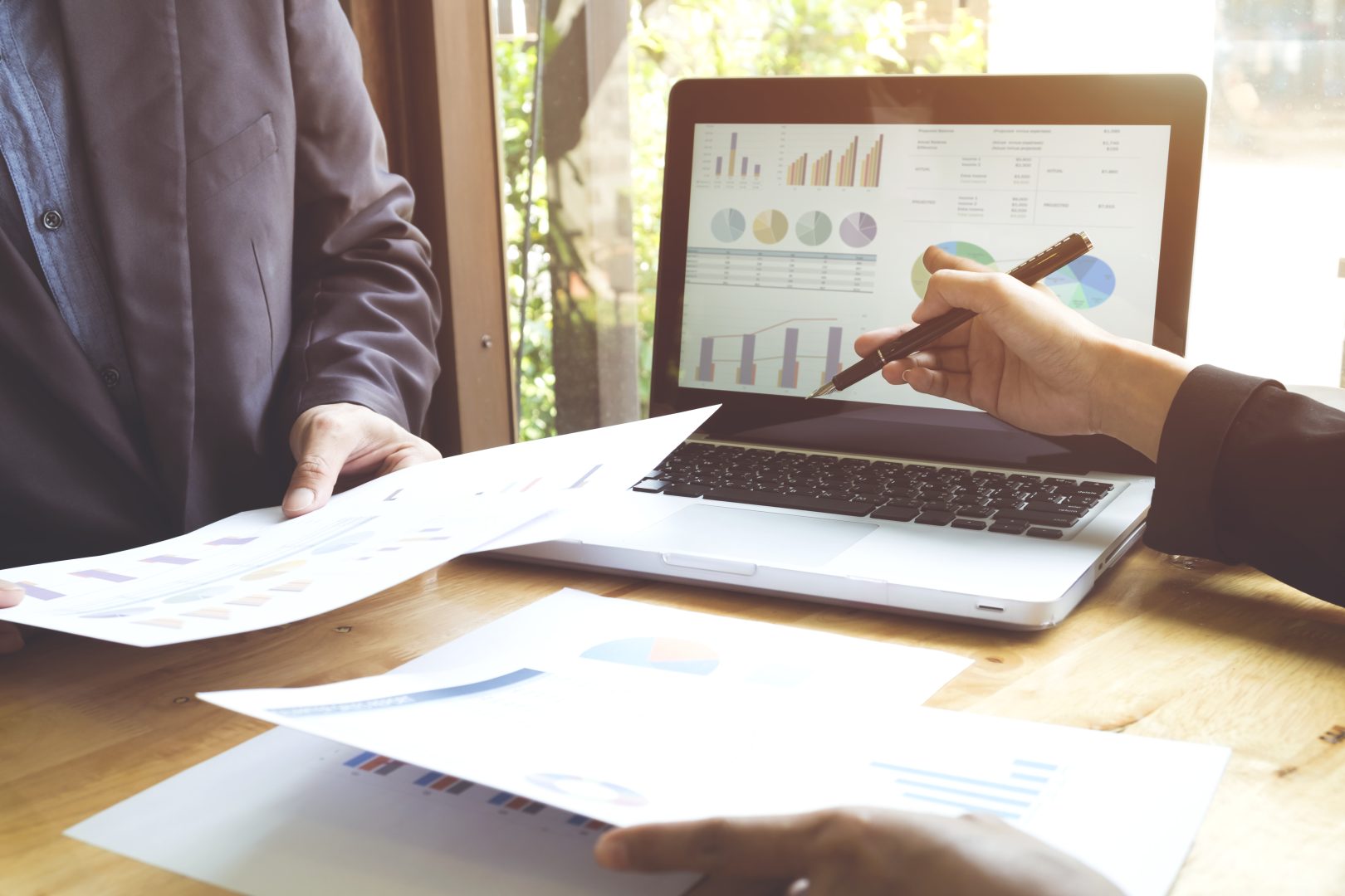 ERP Grátis x ERP Pago: Vantagens e Desvantagens Pessoas apresentando projeto em um ERP grátis