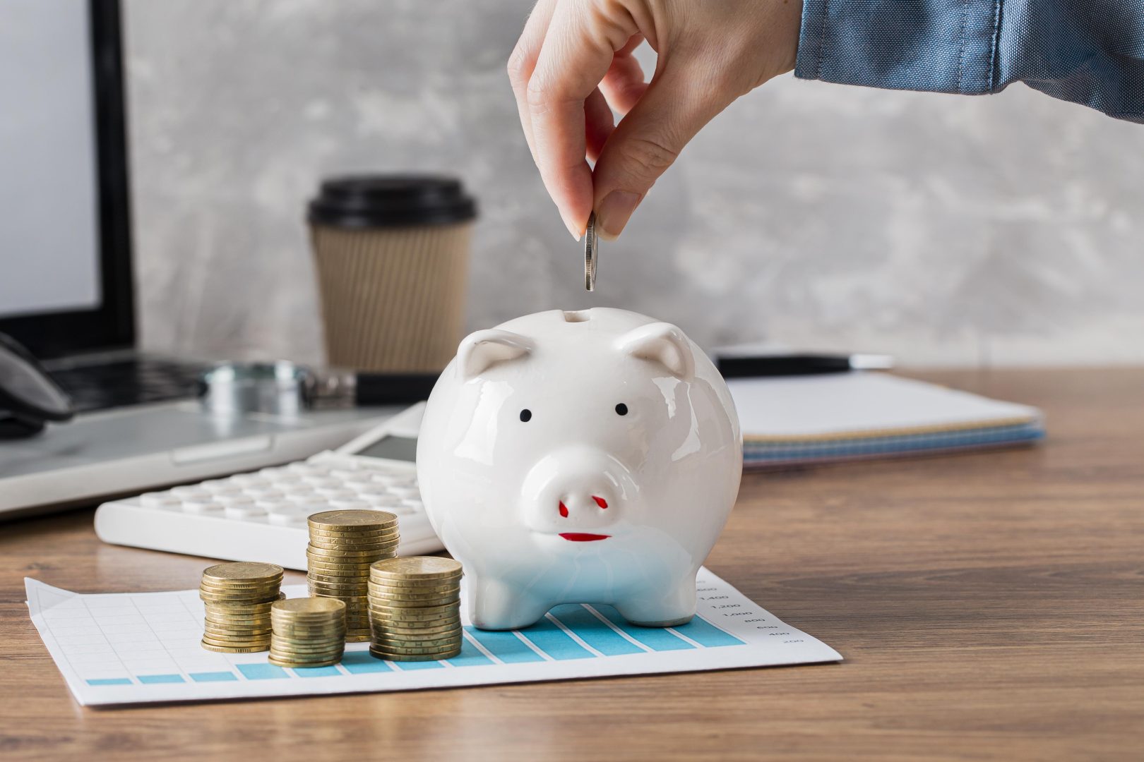 Importância do software de conciliação bancária Pessoa colocando moedas em um cofre de porquinho, simulando um software de conciliação bancária