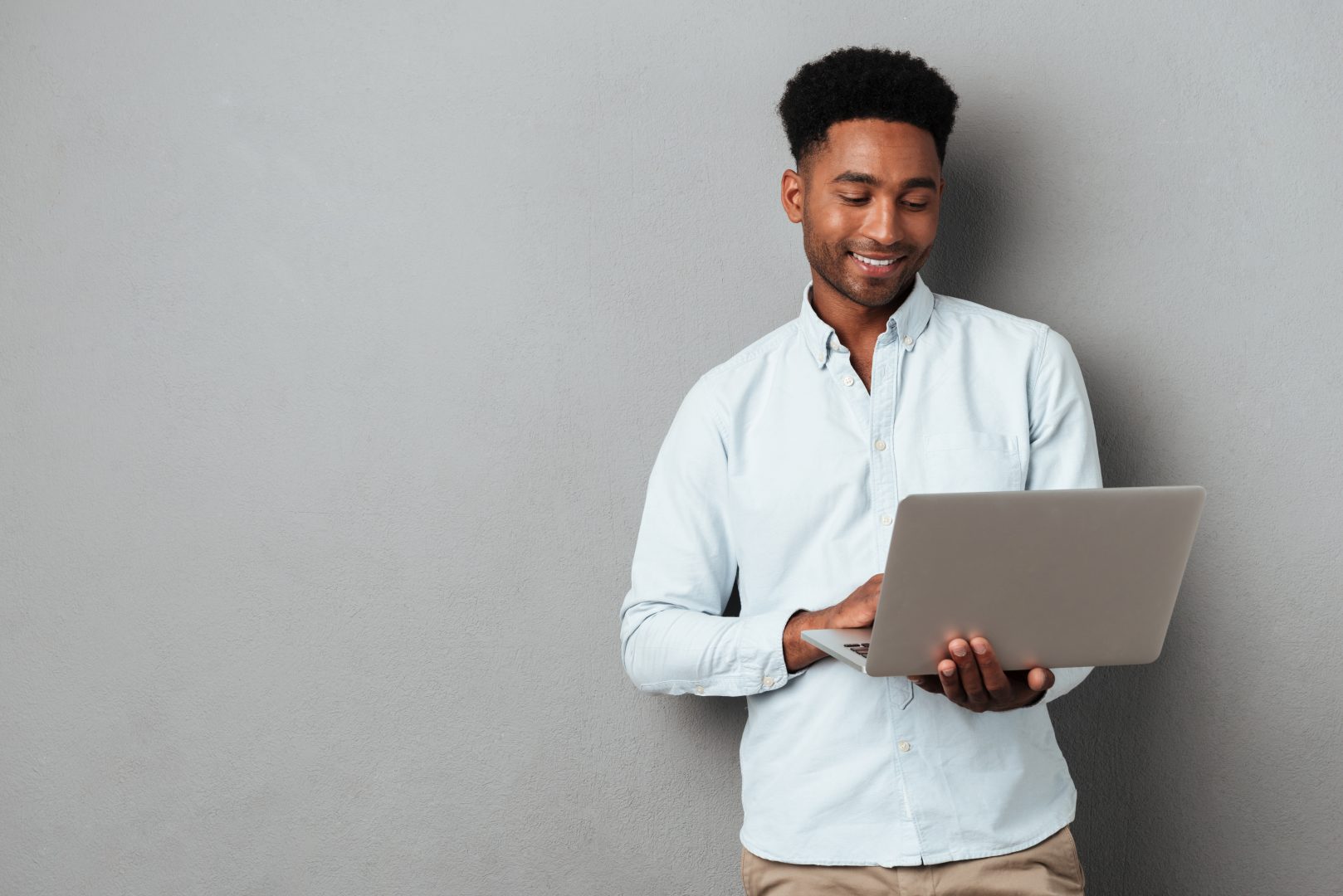 4 razões para utilizar um software de gestão online Homem aprendendo a utilizar um software de gestão online